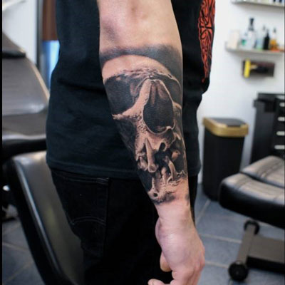 Tattoo unterarm mann totenkopf