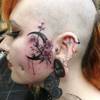 Frisch gestochenes Face Tattoo